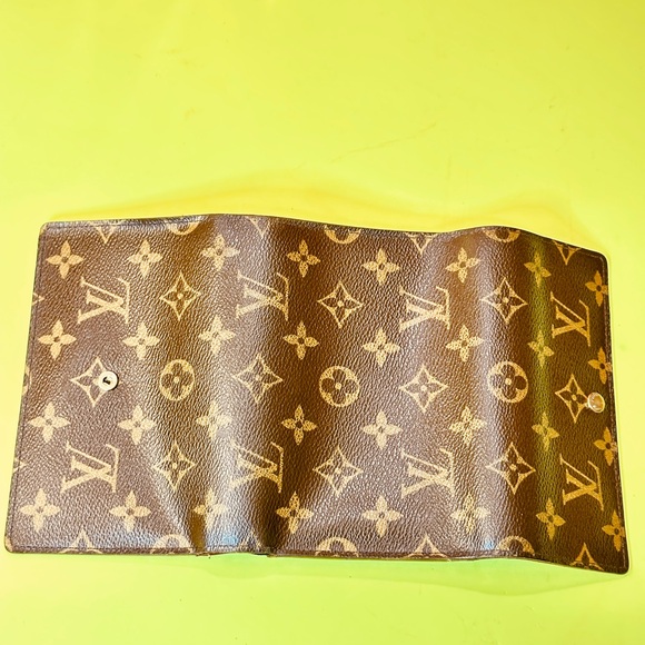 Louis Vuitton passport Monogram Bifold Wallet clean in good condition - Picture 15 of 15